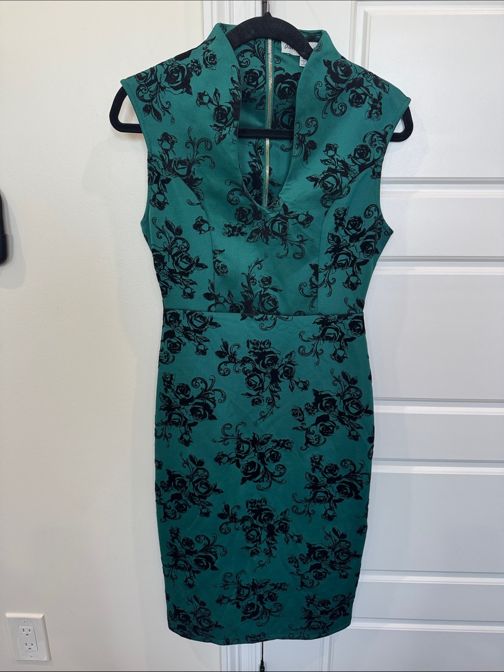 Almost Famous Gorgeous Structured Green & Black Floral Dress, size Medium
